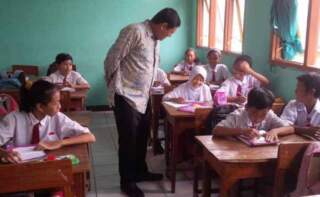 Dari Tantangan Menjadi Kreativitas: Testimoni Sri Wahyuni, S.Pd., M.Pd tentang Pembelajaran Inovatif