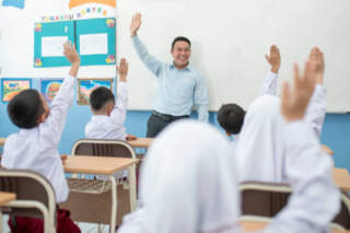 Mengajar dengan Hati: Testimoni Krisda Nardi Lugawa, S.Pd. di SMP Negeri 10 Langsa – Perjalanan Menjadi Pendidik yang Inspiratif