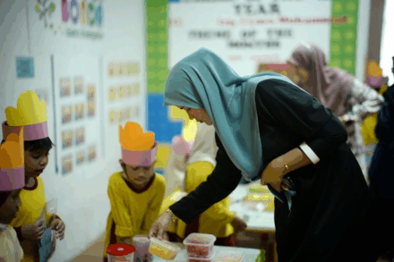 Menginspirasi Generasi Muda: Testimoni Niken Prihatin tentang Pengalaman Berharga Mengajar di KB Permata Hijau Kuburaya